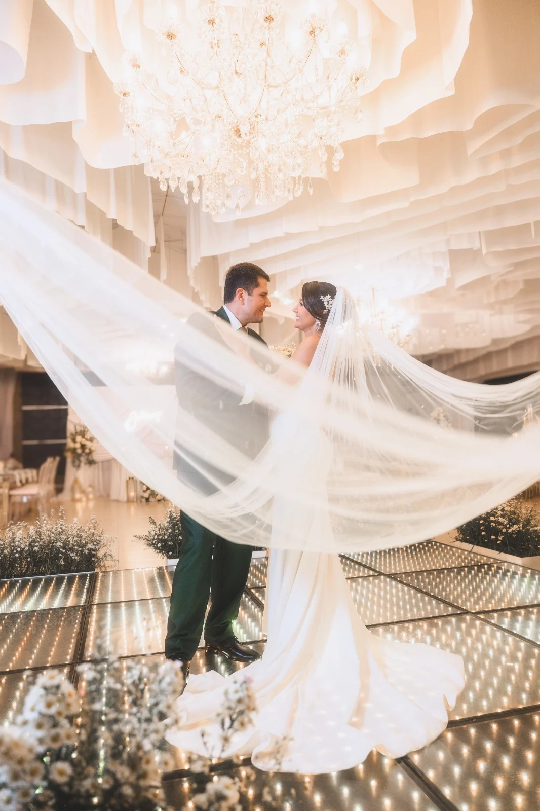 Novios abrazados junto al carruaje